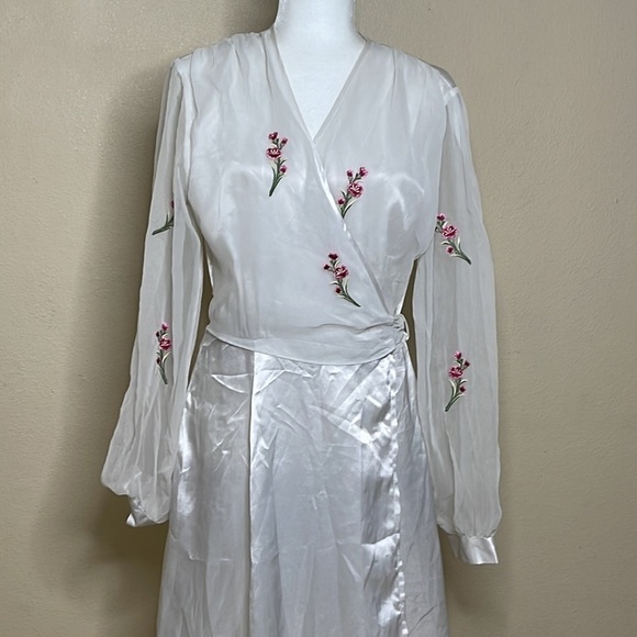 Victoria's Secret Vintage Gold Label White Embroidered Wrap Satin Robe Size M/L - Picture 3 of 10